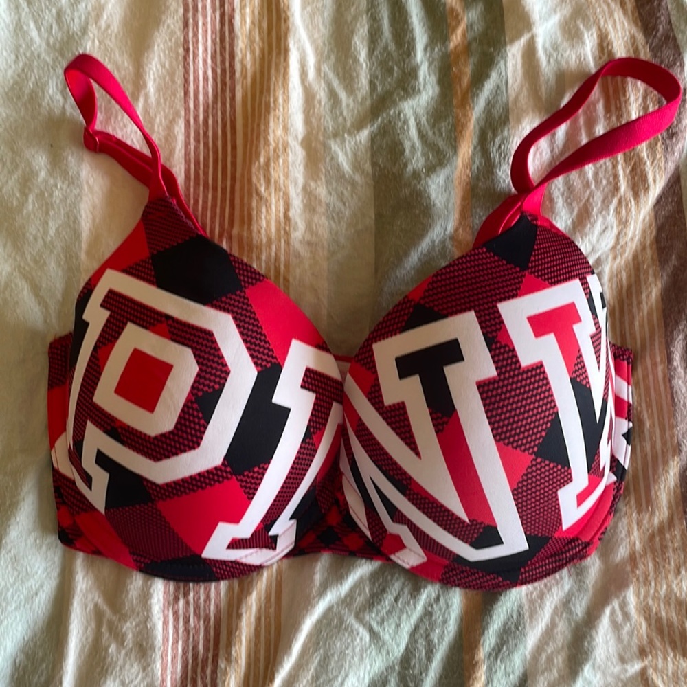 NWOT 32DD PINK Christmas Edition Bra